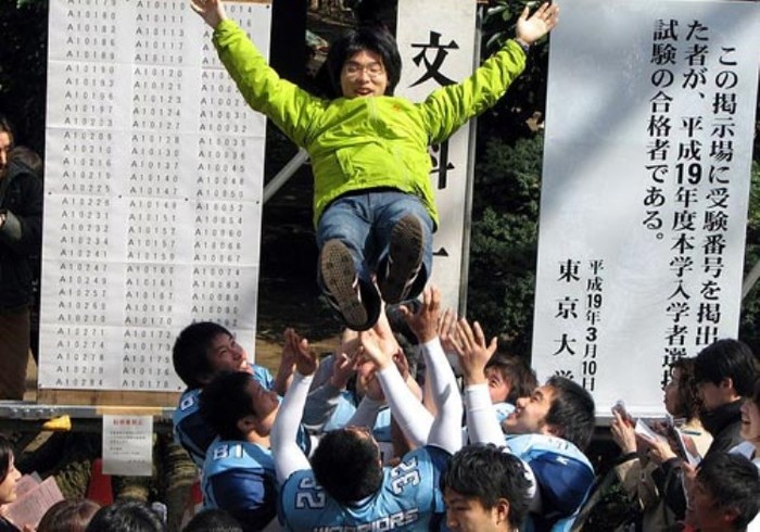 Kì thi đại học hay được gọi với cái tên “Kì thi địa ngục”. Chỉ có chưa đến 1 nửa số học sinh trung học của Nhật được nhận vào các trường cao đẳng hoặc đại học, chưa kể đến phần lớn các trường đại học của Nhật Bản là tư thục nên cuộc chiến vào các trường top đầu càng căng thẳng hơn nữa.
