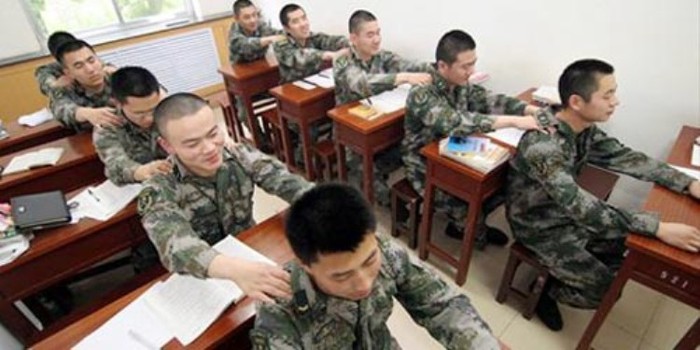 Trước khi bắt đầu kì thi tại một trường quân đội.