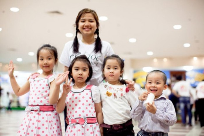 Kim Chi - chị “tình nguyện du học sinh” vui cùng các em nhỏ
