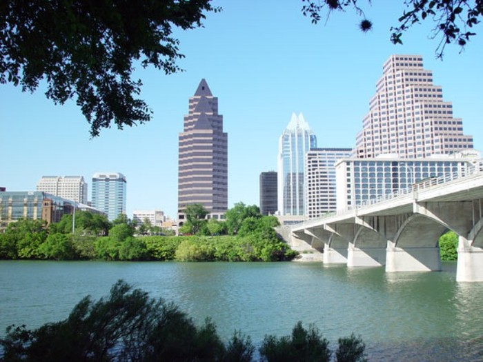 1. Austin Tọa lạc ở miền Trung bang Texas, Austin là thủ phủ của bang Texas và là thành phố lớn thứ 16 của Hoa Kỳ với dân số 1,4 triệu người. Số người Mỹ gốc Việt ở Austin là 5.942 người, chiếm 0,9% dân số toàn thành phố.