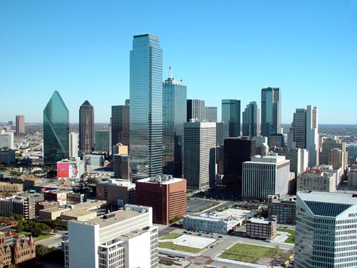 4. Dallas Là một thành phố thuộc bang Texas, Dallas được thành lập năm 1841, từng là trung tâm công nghiệp dầu khí và bông vải. Ngày nay, Dallas có rất nhiều tòa nhà chọc trời (như Dallas-Fort Worth) và là thành phố đông dân thứ chín của Hoa Kỳ.