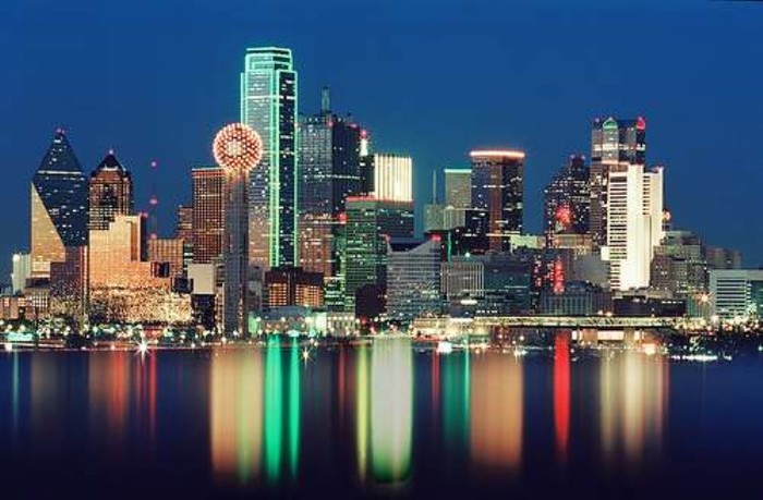 Thành phố trẻ này đi đầu về giáo dục phổ thông ở Mỹ. Trong top 100 trường trung học có chất lượng nhất Hoa Kỳ thì Dallas có rất nhiều trường như School for the Talented and Gifted được bình chọn là trường tốt nhất.