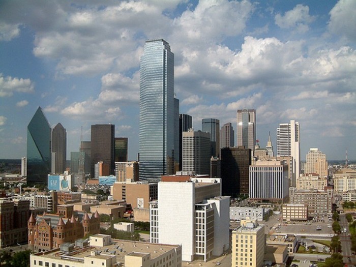 Chỉ số sinh hoạt nơi đây thấp hơn chỉ số trung bình của Hoa Kỳ, vì vậy, Dallas là thành phố lý tưởng cho học và làm. Top các ngành công nghiệp: ngân hàng, thương mại, viễn thông, công nghệ máy tính.
