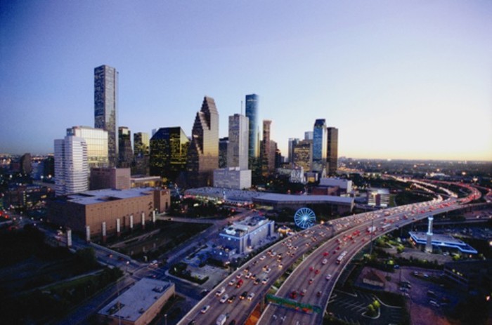 Houston nổi tiếng thế giới với công nghiệp năng lượng (chủ yếu là dầu hỏa) và kỹ nghệ không gian và giao thông. Số người Mỹ gốc Việt ở Houston là 32.261 người, chiếm 1,7% dân số toàn thành phố.