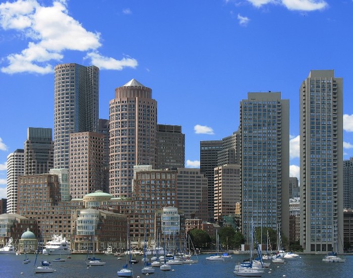 3. Boston Boston là thủ phủ của bang Massachusetts. Được thành lập năm 1630, Boston là một trong những thành phố cổ xưa nhất và mang phong cách “văn hóa Mỹ” rất đậm nét. Nhưng, nổi tiếng nhất ở Boston là giáo dục bậc cao, với hơn 50 trường đại học, trong đó có những trường lừng danh như Đại học Harvard và Học viện MIT. Giáo dục, du lịch, dịch vụ tài chính, chăm sóc sức khỏe, kỹ thuật sinh học là những thế mạnh phát triển của Boston.