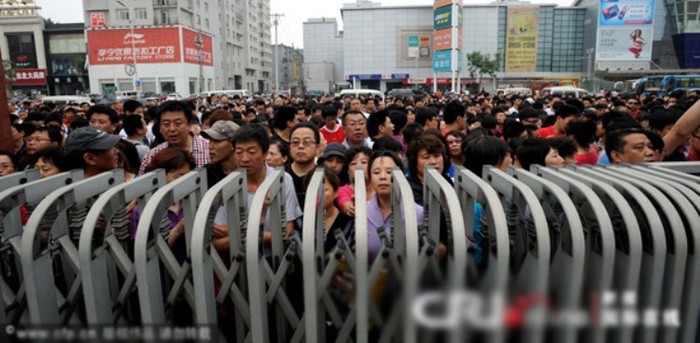 Ngày 7/6, hàng nghìn phụ huynh đứng phía ngoài cổng trông chờ con tại tỉnh Liêu Ninh. (Ảnh: Kenh14)