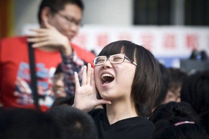 Một thí sinh hát vang bài quốc ca trước khi bước vào phòng thi ở tỉnh Cát Lâm. (Ảnh: Dantri)
