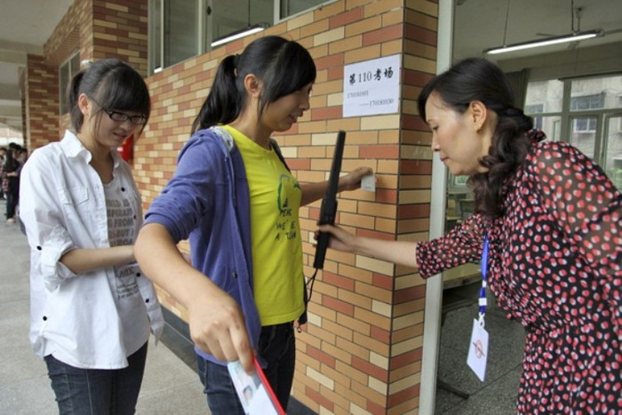 Một quy định của mới của chính phủ Trung Quốc trong kì thi 2012, chính là phải dùng máy quét kiểm tra an ninh, tránh mang những vật nguy hiểm hay phạm quy khác. Ảnh: Kenh14)