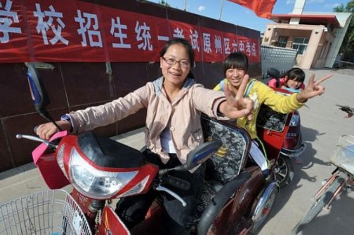 Các thí sinh tươi cười sau ngày thi đầu tiên tại Cố Nguyên, Ninh Hạ. (Ảnh: Dantri)