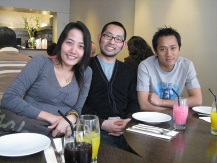 Bạn Lê Việt Thắng (ngoài cùng bên phải) cùng bạn bè quốc tế.