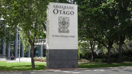 1. Đại học Otago Với sở trường là đào tạo chuyên sâu sinh viên về Y học. Trường Đại học Otago thành lập năm 1869 bởi một sắc lệnh của Hội đồng tỉnh Otago và là trường ĐH lâu đời nhất của New Zealand. Năm 2006, Otago được xếp vào danh sách 100 trường ĐH hàng đầu thế giới bởi tạp chí Times Higher Education Supplement. Đây cũng là trường ĐH thu hút nhiều sinh viên Quốc tế đến học tập.