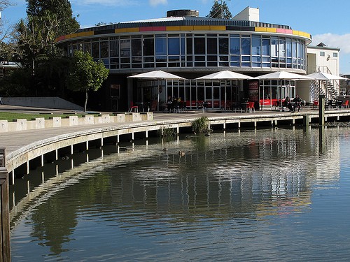 Là một trường có thế mạnh về giảng dạy và nghiên cứu, bằng cấp của Waikato được công nhận trên toàn thế giới. Năm 2005, ĐH Waikato có gần 13,000 sinh viên, trong đó có khoảng 2,000 sinh viên quốc tế từ hơn 70 nước. Năm 2006, trong báo cáo về các trường ĐH và CĐ New Zealand, Waikato được xếp hạng nhất về giáo dục. Đến với ngôi trường Waikato, sinh viên có thể yên tâm với các loại hình ăn ở đa dạng của trường.