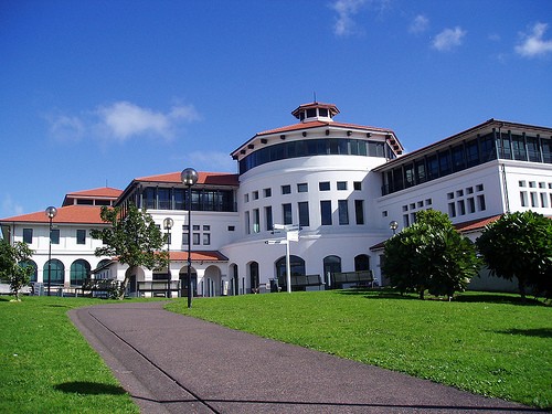 3. Đại học Massey Được thành lập 1927, chưa đến 100 năm tuổi nhưng đây là một trong 3 trường ĐH lớn và chất lượng nhất New Zealand, top 100 trường đại học lớn khu vực Châu Á – Thái Bình Dương, top 500 trường ĐH công lập lớn và uy tín nhất thế giới. Năm 2009, Massey tự hào được Hiệp hội các Trường ĐH kinh doanh cao cấp toàn cầu – AACSB - kiểm định và công nhận nằm trong top 5 các trường ĐH Kinh doanh cao cấp thế giới.