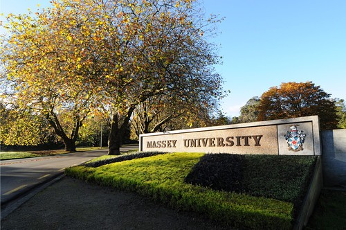 Đại học Massey có 3 khu học xá lớn tại thủ đô Wellington, 2 thành phố lớn là Auckland và Palmerton, New Zealand.