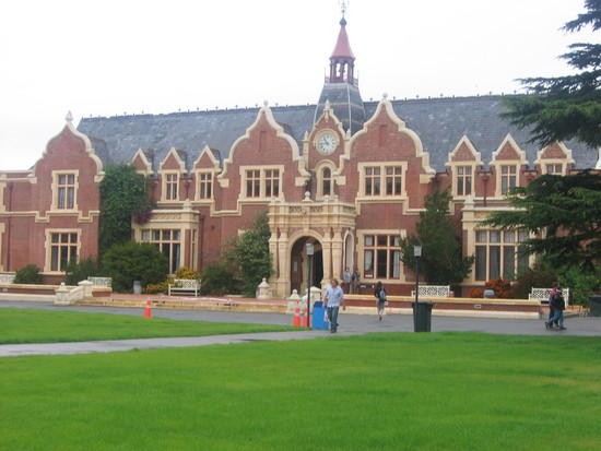 4. Đại học Lincoln Đại học Lincoln là đại học công lập do chính phủ New Zealand thành lập năm 1878, xuất phát là đại học chuyên đào tạo về các ngành nông nghiệp, có lịch sử thành lập lâu đời đứng thứ 3 tại đất nước này. Toạ lạc tại thành phố Chrischurch – thành phố lớn nhất ở hòn đảo phía Nam New Zealand, chỉ cách sân bay quốc tế 25 phút lái xe.