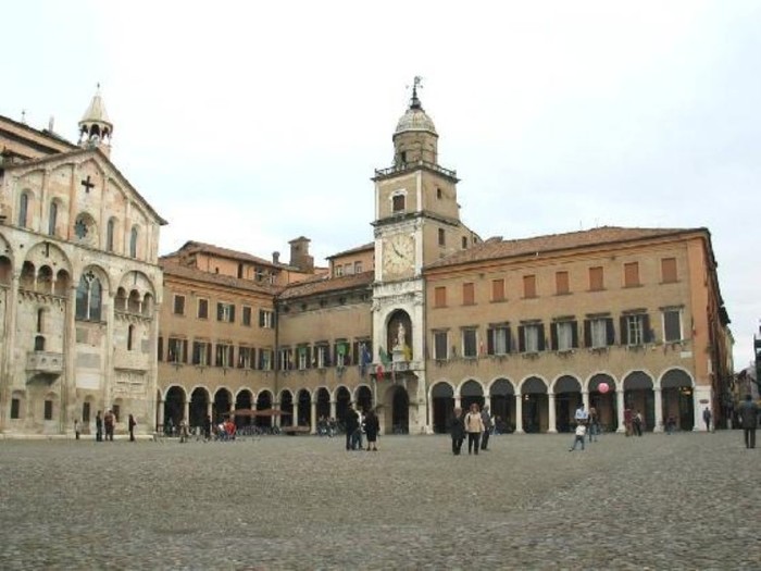 Học phí: Bao gồm học phí tiếng Ý (tùy theo khả năng của bạn và nhu cầu, mức giá chênh lệch từ 150 – 300 €/tuần (~4 triệu - 8 triệu VNĐ). Học phí các trường cao đẳng khoảng 4.000 – 7.000€/năm (~106 triệu - 185 triệu VNĐ), và đại học từ 6.000 – 10.000 €/năm (~159 triệu - 265 triệu VNĐ). (Ảnh: trường đại học Modena, một nơi có chất lượng dạy khá tốt)
