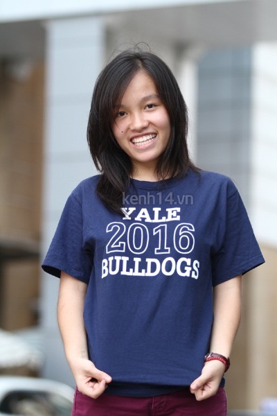 Liên "khoe" áo của trường Đại học Yale