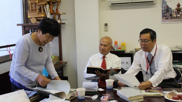 Thầy Nguyễn Đức Hòe (giữa) trong buổi trao đổi với các mạnh thường quân giúp đỡ du học sinh Trường Đông Du tại thành phố Takasaki, tỉnh Gunma - Ảnh: BÌNH THANH