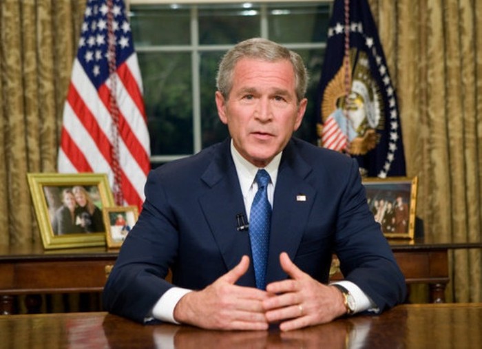 Người tiếp theo trong danh sách mang thương hiệu Harvard, chính là Tổng thống George W.Bush. Đây là vị Tổng thống khá nhiều tai tiếng từ khi nhậm chức đến nay, song dù tai tiếng hay nổi tiếng, thì ông vẫn cứ là một Tổng thống, nhân vật quyền hành nhất của Hoa Kỳ. Và Harvard vẫn hoàn toàn có quyền tự hào về điều đó.