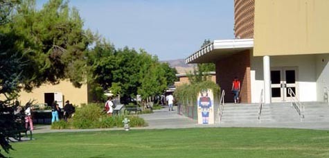 West Hills College (Fresno, California): Tọa lạc tại thành phố Coalinga (California) nằm giữa Los Angeles và San Francisco, tại thung lũng trung tâm của California, nằm gần khu quận Cam (khu có dân cư người Việt tập trung đông nhất tại Mỹ). Với khoảng 12.000 SV (trong đó 10% là SV quốc tế), trường cung cấp nhiều chương trình học chuyển tiếp vào các trường ĐH hệ 4 năm về các lĩnh vực nổi trội: Kinh doanh, Sinh học, Hệ thống thông tin máy tính, Quản lý phát triển trẻ em…