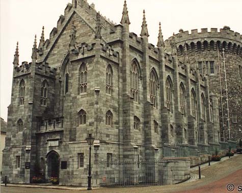 Dublin Castle mang trong mình vai trò lịch sử lớn lao. Tòa lâu đài này được xây dựng như một chiến lũy phòng thủ cho thành phố Norman của Dublin, nhưng sau này trở thành nơi sinh sống của hoàng gia.