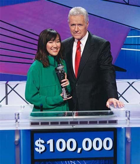 Chiến thắng trong một cuộc thi kiến thức nổi tiếng trên truyền hình, Kim Ngân nhận được số tiền thưởng 100.000 USD