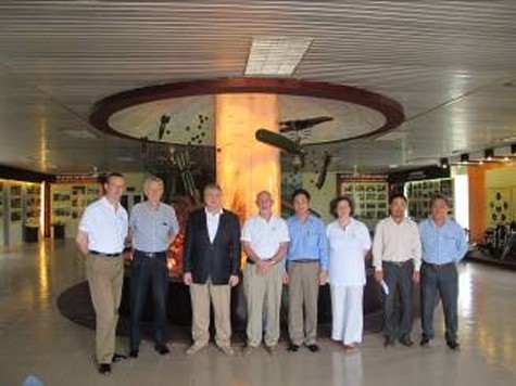 Cơ quan viện trợ Ai Len thăm Trung tâm trưng bày hoạt động bom mìn