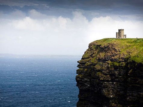 O'Briens Tower ở vách đá Moher cạnh County Clare, nơi cao nhất Ireland.