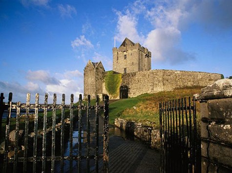 Nhiều lâu đài cổ trở thành điểm tham quan của du khách.