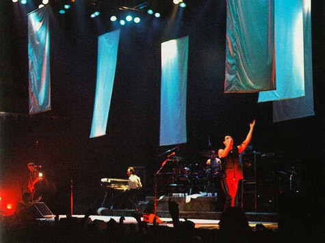 Tour diễn quảng cáo The Unforgettable Fire chứng kiến lần đầu tiên U2 rất thành công tại những điểm biểu diễn lớn (sân vận động) ở Mỹ.