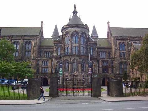 Nơi đây còn tập trung nhiều trường đại học và thu hút nhiều sinh viên của hơn 100 quốc gia đến học tập. Để tiết kiệm chi phí, nhiều du học sinh lựa chọn sống ở những vùng xa trường đại học vì tiền thuê nhà và giá cả sinh hoạt rẻ hơn. Theo nghiên cứu của trường Đại học tại hai thành phố này, chi phí sinh hoạt bao gồm giá thuê nhà và các chi phí khác ở Glasgow vào khoảng 3.000 đến 4.200 bảng/năm còn ở Edinburgh thông thường vào khoảng 6.500 bảng/năm với 37 tuần học. Ảnh: Glasgow University