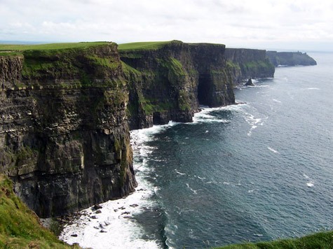 Vách đá nằm ở bờ biển phía tây vùng Clare County tỉnh Munster đã trở thành điểm tham quan thu hút hàng ngàn triệu khách du lịch từ khắp nơi trên thế giới.