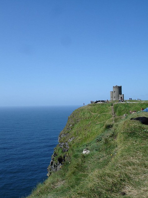 Trải dài từ làng Doolin ngược lên hơn 213 mét về phía nam gần 8 km tới đầu mũi Hags, vào những ngày đẹp trời, du khách có thể chiêm ngưỡng toàn cảnh vịnh Galway, quần đảo Aran, dãy núi The Twelve Bens... trong làn nước đại dương mênh mông xanh ngắt, trải dài tít phía chân trời từ tháp O'Brien. Tháp được xây dựng vào năm 1853 bởi Cornelius O'Brien, người nối dõi vua Irland.