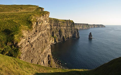 7. Vách đá của Trung tâm du khách Moher, hạt Clare Những vách đá Moher trải dài trên 8km và cao tới 214m đứng đầu danh sách những nơi nên thăm ở Ireland. Đây là một trong những cảnh tượng ngoạn mục nhất và là điểm du lịch được nhiều khách thăm nhất ở Ireland.