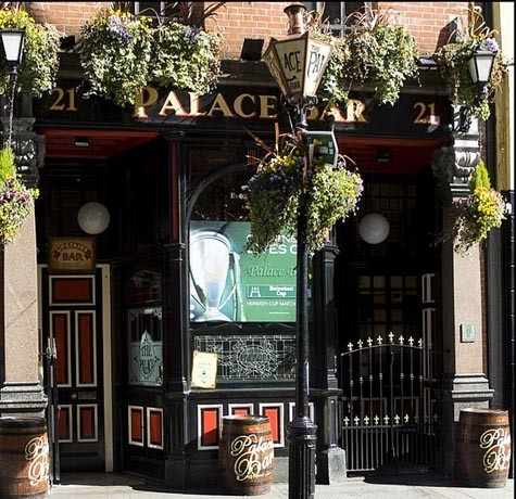 Palace Bar – Hạm đội St Được thành lập vào năm 1843, nơi đây thường xuyên diễn ra những buổi biểu diễn âm nhạc truyền thống Ailen, Palace Bar có một lịch sử thú vị và khi bạn đi bộ trong nó sẽ có cảm giác như đi ngược lại thời gian.