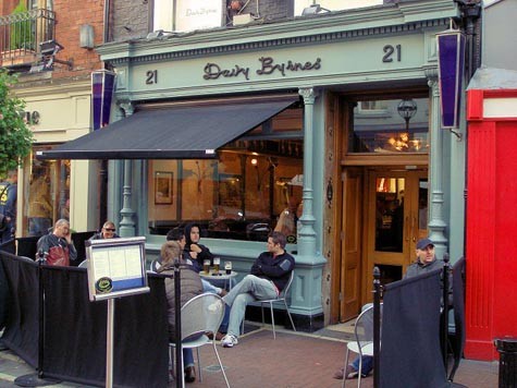 Davy Byrnes – Công tước St Đây là một trong những quán rượu nổi tiếng nhất tại Dublin, chủ yếu phục vụ những khách hàng quen Quán rượu nổi tiếng này đã từng được nhắc đến trong cuốn sách của James Joyce - Ulysses. Davy Byrnes thường xuyên biểu diễn những buổi nhạc sống, hiện đại và truyền thống Ailen. để phục vụ thực khách.
