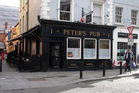 Peter’s Pub – Johnson’s Place, William Street. Peter’s Pub vẫn là một trong những quán rượu khiến du khách muốn khám phá hết những bí mật của nó. Không gian của Peter’s Pub rất nhỏ và ấm cúng, tạo ra một bầu không khí thoải mái thân thiện, hoàn hảo để bạn có thể nhâm nhi 1 ly rượu và bắt đầu một cuộc trò chuyện.