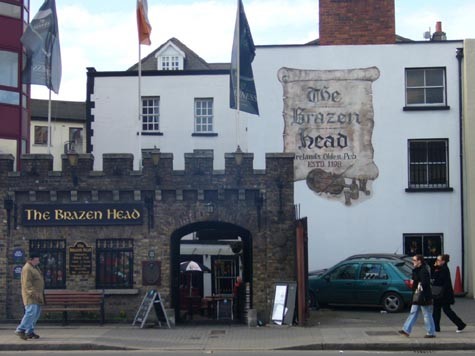 Brazen Head Brazen được cho là quán rượu lâu đời nhất ở Dublin, xuất hiện từ thế kỷ thứ 12. Cách trang trí quán rượu vẫn giữ được nét truyền thống vốn có. Gần như mỗi đêm, Brazen đều tổ chức biểu diễn âm nhac.Khi đến đây, bạn sẽ tìm thấy một nơi thân thiện,được thưởng thức nền văn hóa đặc trưng của Ireland