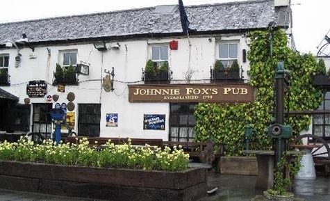 Johnnie Fox Pub – Glencullen, Công ty Dublin Đây có thể là một trong số ít những quán rượu mà khách du lịch sẽ khó mà tìm thấy, nhưng nếu bạn sẵn sàng cho chuyến đi đến đây, bạn sẽ không phải thất vọng. Johnnie Fox không chỉ là quán rượu Ailen truyền thống (thành lập năm 1798), mà đó còn là quán rượu cao nhất ở Ireland, phục vụ những loại thức ăn tuyệt vời và cung cấp các buổi biểu diễn của âm nhạc truyền thống Ailen.