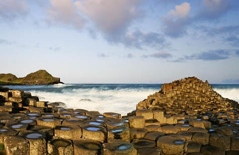 Giant"s Causeway, Bắc Ireland. Theo truyền thuyết, những cột đá basalt này là đường đi của những người khổng lồ qua lại giữa Ireland và Scotland