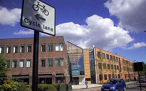 ĐH Southampton: Trường đã tạo ra một khoảng không cho 3.149 chiếc xe đạp và có cả một ngôi nhà dành cho việc mua bán những chiếc xe đạp cũ với giá cả khá nhẹ nhàng.