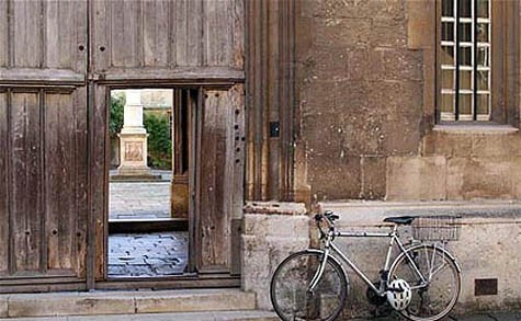 ĐH Oxford: Đứng thứ 10 trong bảng xếp hạng các trường ĐH thân thiện với xe đạp nhất nước Anh, nhà trường đã dành ra khoảng không gian cho 2.900 chiếc xe đạp nằm rải rác chung quanh ngôi trường ĐH lâu đời nhất nước Anh này.