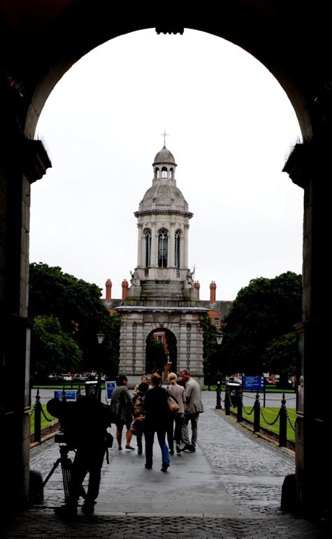 Ngôi trường Trinity College cổ kính còn là điểm tham quan thu hút khách hàng đầu tại Dublin. Tháp chuông này là biểu tượng không chỉ của Trinity College mà còn của cả thành phố Dublin.