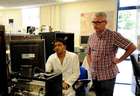 Sinh viên nước ngoài ở viện công nghệ Dundalk được hướng dẫn tận tình trong phòng thí nghiệm.