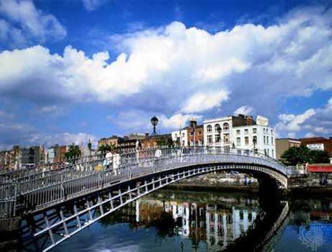 Trong những bức tranh, tấm bưu thiếp và ký ức của mọi người, bờ sông Liffey đã tạo nên mô hình thu nhỏ hoàn hảo của Dublin và huyết mạch thành phố.