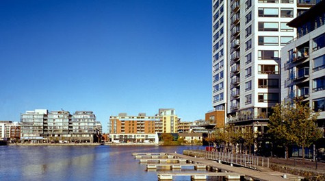 Phần còn lại của phía bắc Docklands có những căn hộ mới, sang trọng và một trung tâm hội nghị có mặt tiền nghiêng ốp kính sắp sửa khai trương.