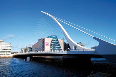 Du khách có thể sang bờ bên kia của sông Liffey bằng cầu đi bộ Sean OCasey hoặc cây cầu mới mở Samuel Beckett, tới một khu vực hiện đại hơn của thành phố.