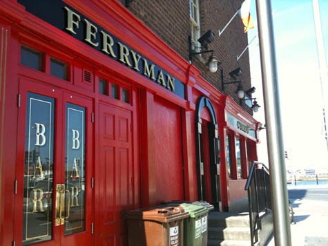 Quán Ferryman vốn là một quán rượu địa phương dành cho công nhân, giờ thường xuyên đầy ắp các luật sư và những người thuộc các ngành nghề đến uống vài pint rượu sau giờ làm việc. Quán được sơn đỏ bên ngoài, mang đậm lối trang trí quán rượu điển hình của Ireland với ảnh lồng trong khung, chai bám bụi trên giá và tất cả mọi thứ mà người ta có thể trông đợi ở một Dublin cổ kính.