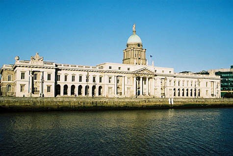 Dọc hai bên bờ sông Liffey, du khách có thể bắt gặp rất nhiều biểu tượng của Dublin như tòa nhà tân cổ điển uy nghi từ thế kỷ 18 Custom House, cây cầu đi bộ cổ Hapenny, nhà máy bia St.Jamess Gate (Guinness).