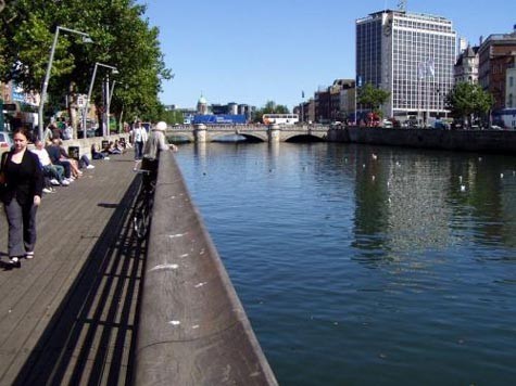 Nhiều du khách đến Dublin thường chọn sông Liffey làm điểm mốc để tìm hướng tới các điểm du lịch chính trong thành phố. Họ sẽ đi lang thang dọc bờ sông vào trung tâm, từ phố OConnell nổi tiếng, một trong những con phố rộng nhất châu Âu (46-49m), xuôi xuống con đường rải cuội của khu phố du lịch Temple Bar và viện bảo tàng gần đó.